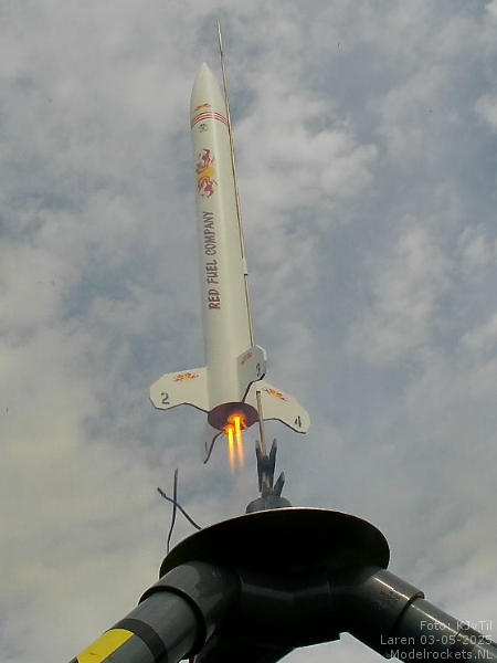 MRNL - Red Fuel Company 2-cluster modelraket. KJ van Til