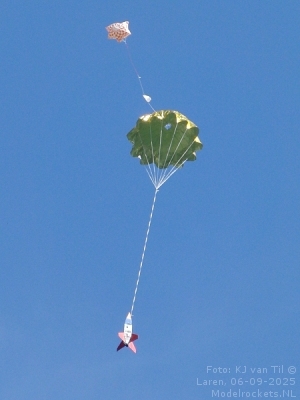 Melkpak raket aan chute.